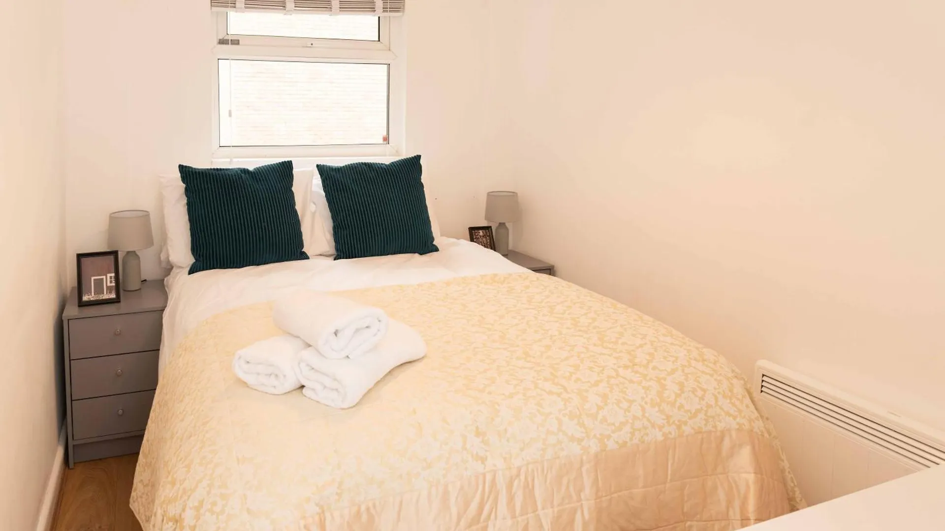 2 Bedroom Flat By Haggerston Station London 0*,  United Kingdom